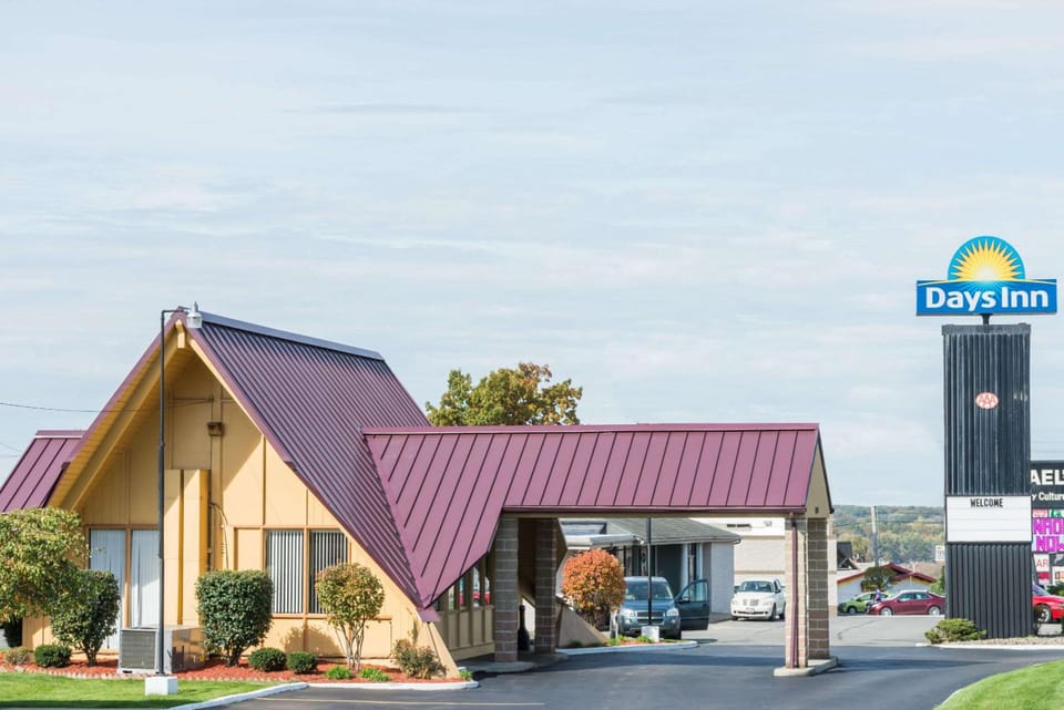 Days Inn by Wyndham Niles Hotel in Ohio