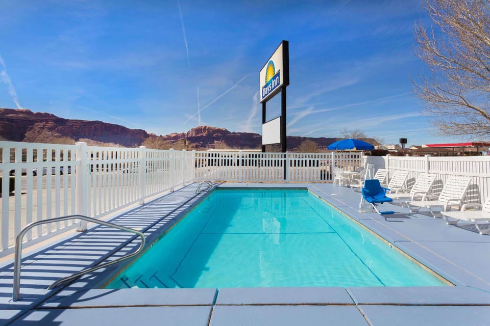 Swimming pool [outdoor]