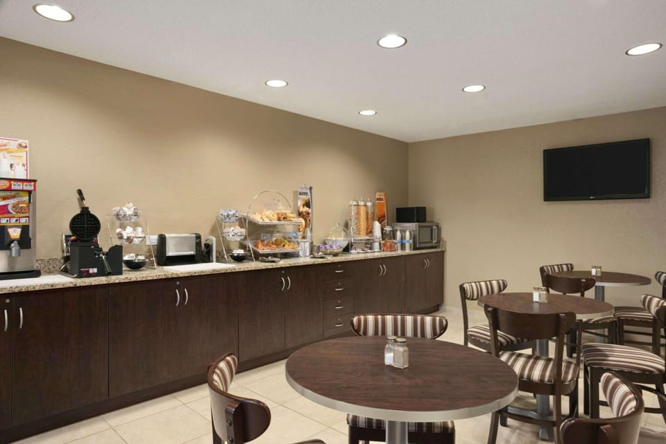 Microtel Inn & Suites by Wyndham Mineral Wells/Parkersburg Hotel in Ohio
