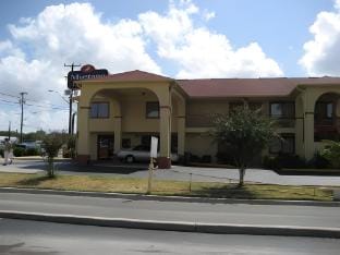Mustang Inn and Suites Motel in San Antonio