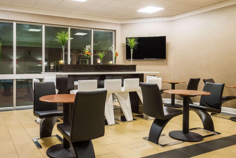 Super 8 By Wyndham Little Rock/Otter Creek Hotel in Little Rock