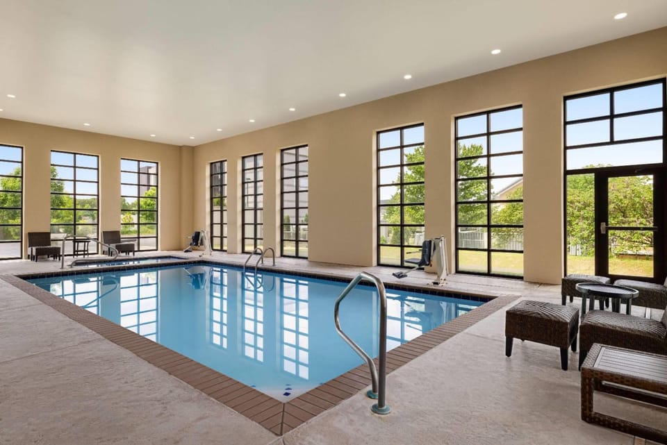 La Quinta Inn & Suites by Wyndham Memphis Wolfchase Hotel in Bartlett