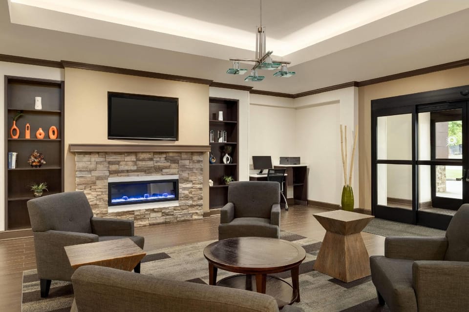 La Quinta Inn & Suites by Wyndham Memphis Wolfchase Hotel in Bartlett