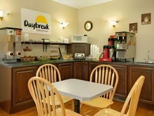 Days Inn by Wyndham Fairmont Hotel in Shenandoah Valley