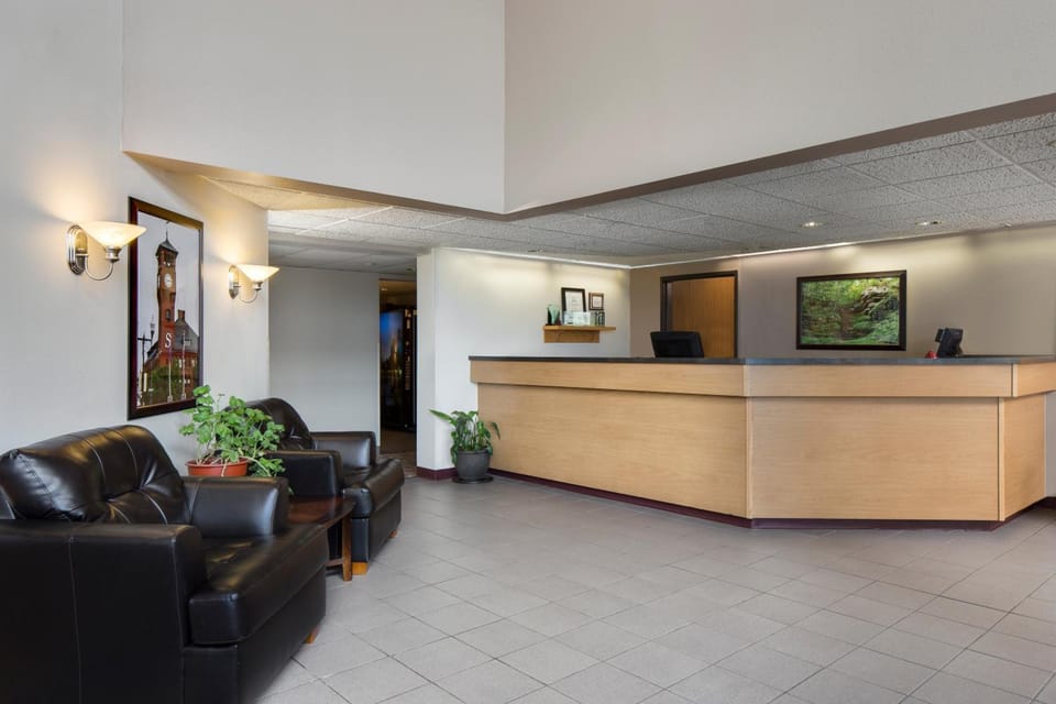 Super 8 By Wyndham Menomonie Wi Hotel in Menomonie