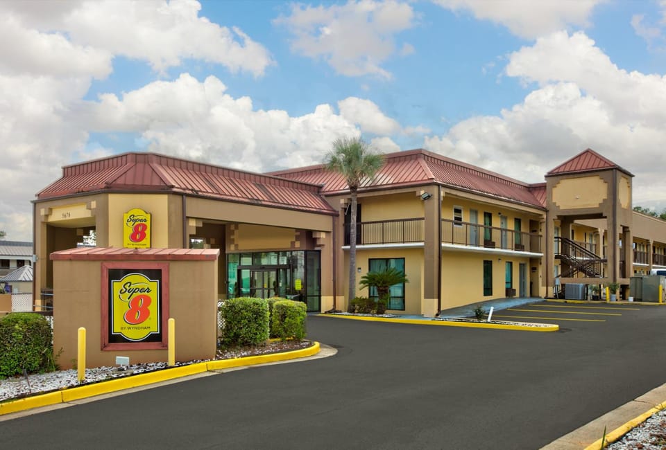 Super 8 By Wyndham Mobile/Tillmans Corner Hotel in Tillmans Corner