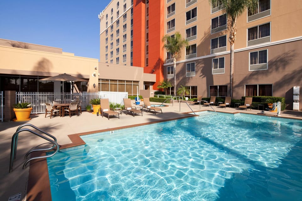 Swimming pool [outdoor]