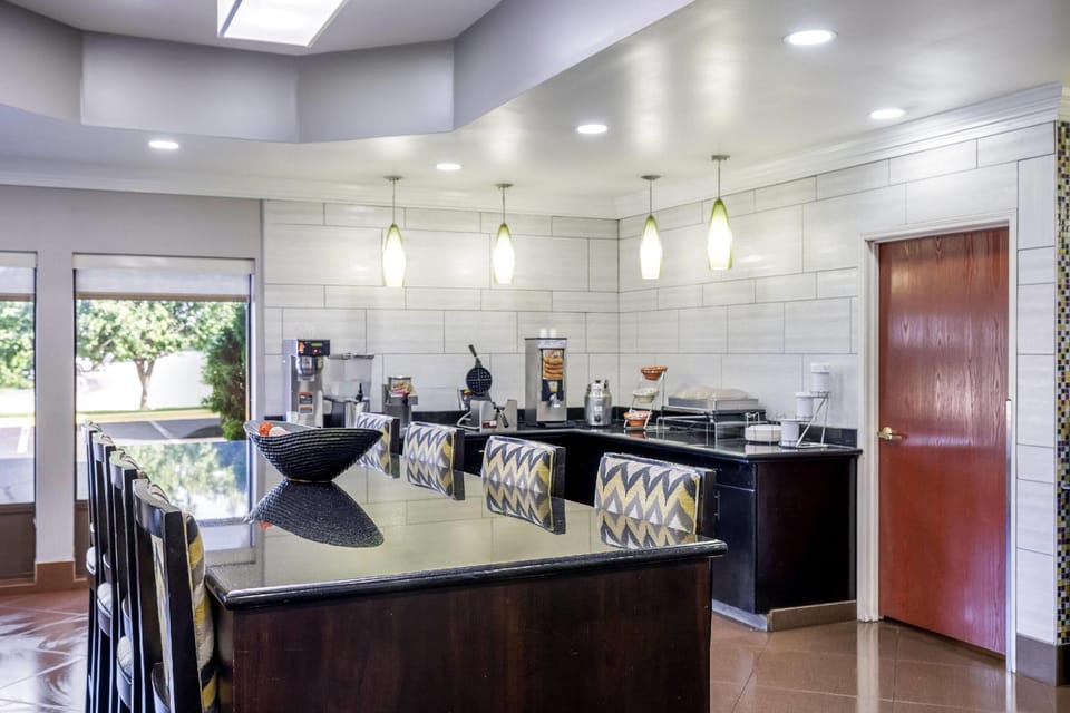 La Quinta Inn & Suites by Wyndham Louisville East Hotel in Jeffersontown