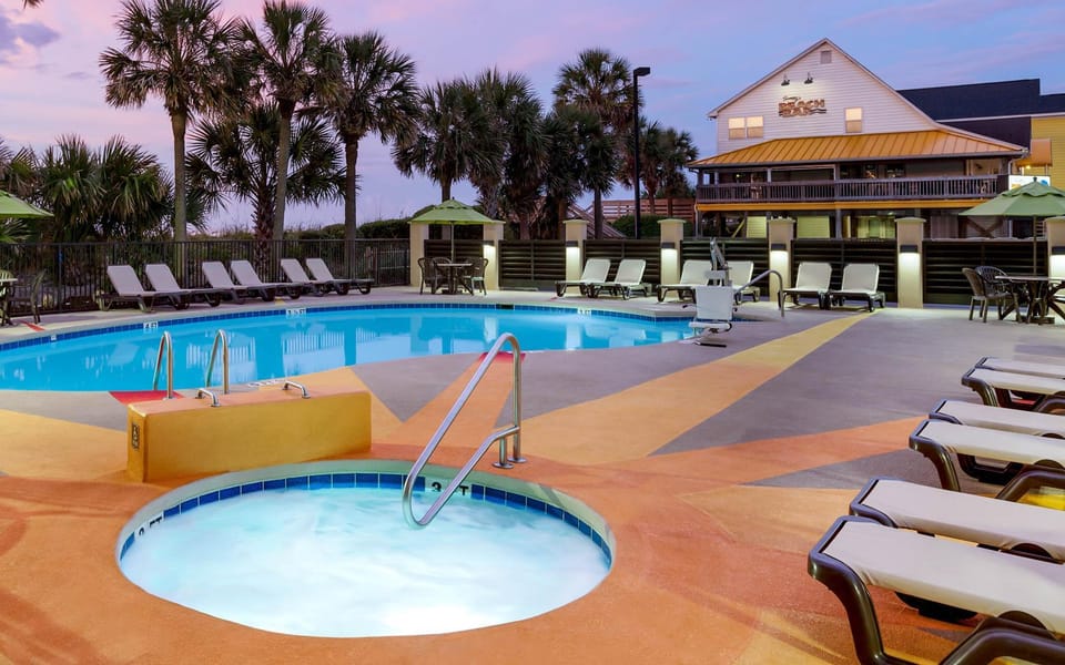 Swimming pool [outdoor]
