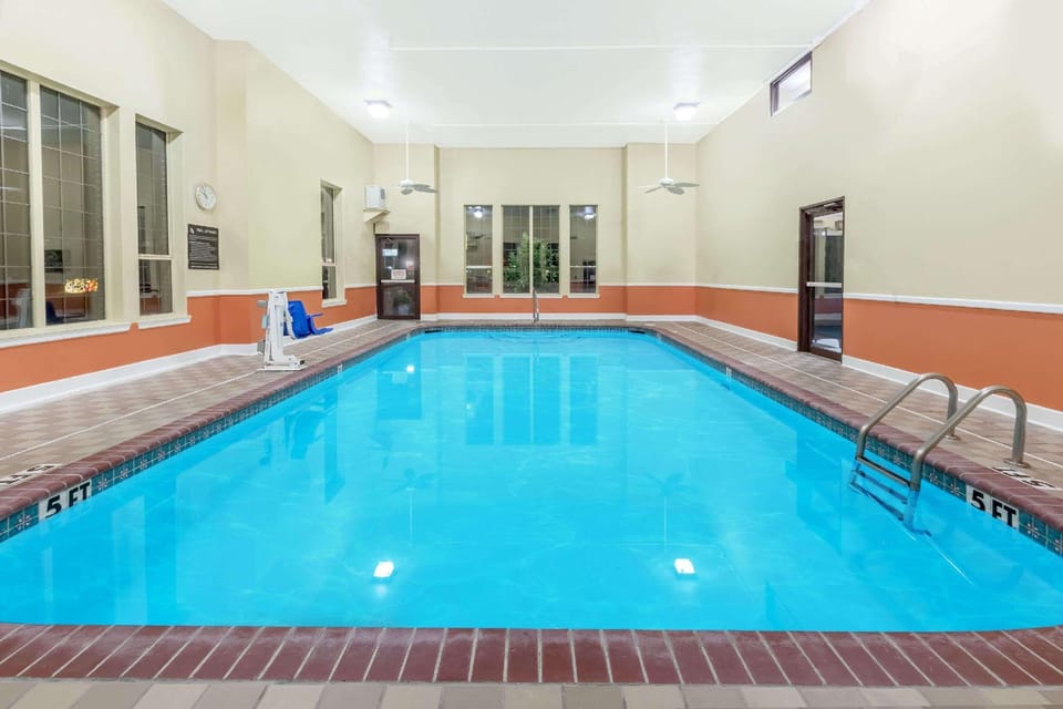 Super 8 By Wyndham Pine Bluff Hotel in Pine Bluff