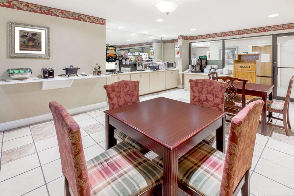 Super 8 By Wyndham Pine Bluff Hotel in Pine Bluff