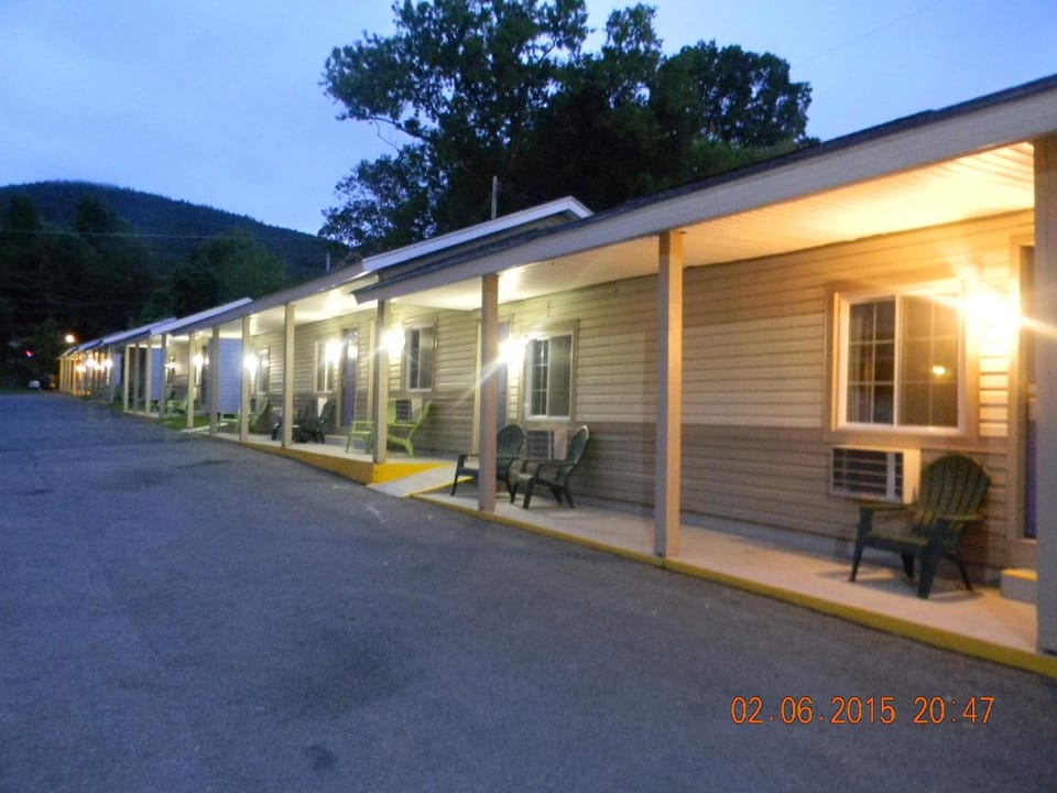 Howard Johnson by Wyndham Lake George Hotel in Queensbury