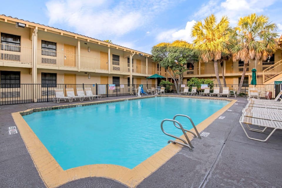 La Quinta Inn by Wyndham San Antonio Market Square Hotel in San Antonio