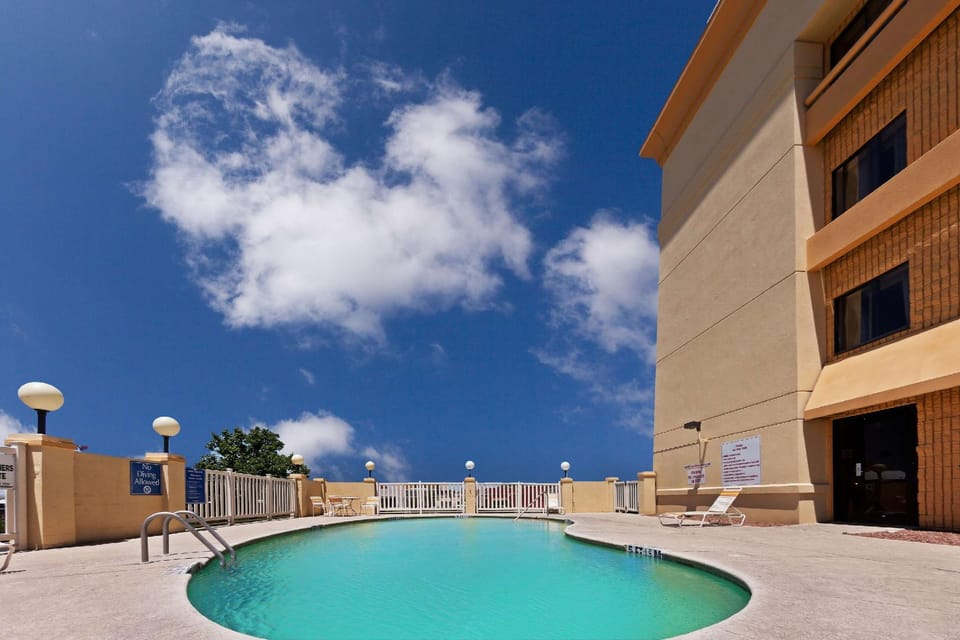 Swimming pool [outdoor]