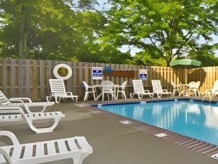 Suburban Studios Louisville East Hotel in Jeffersontown