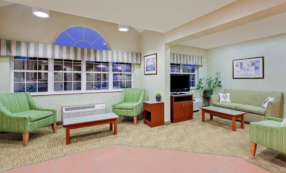 Microtel Inn & Suites by Wyndham Wellsville Hotel in Allegheny River