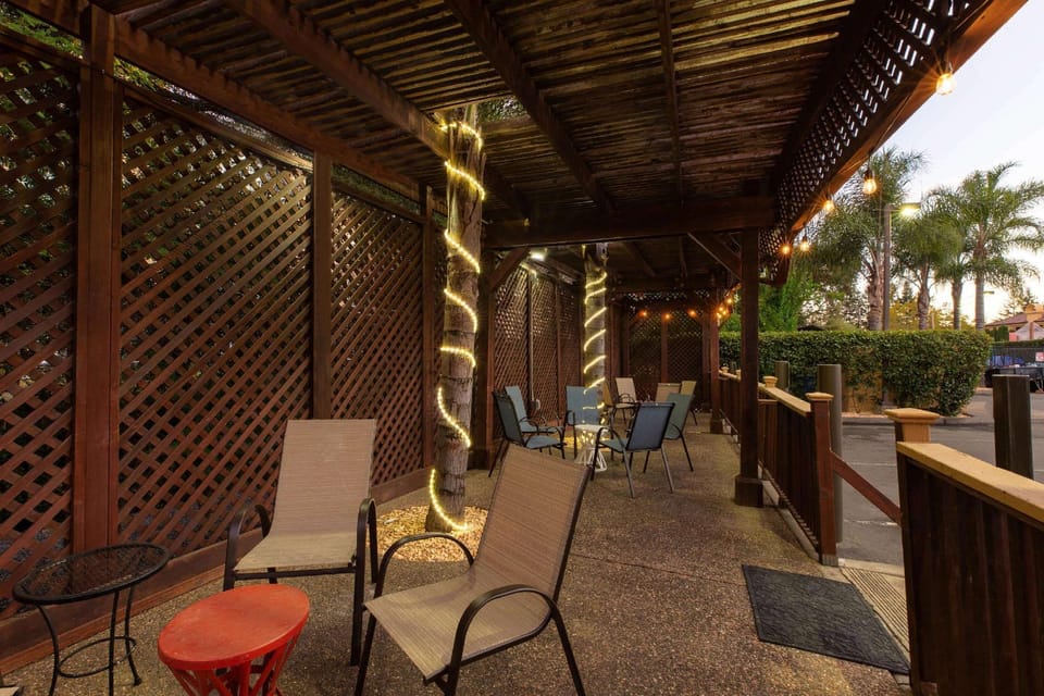 Hotel Vinea, a Travelodge by Wyndham Hotel in Healdsburg