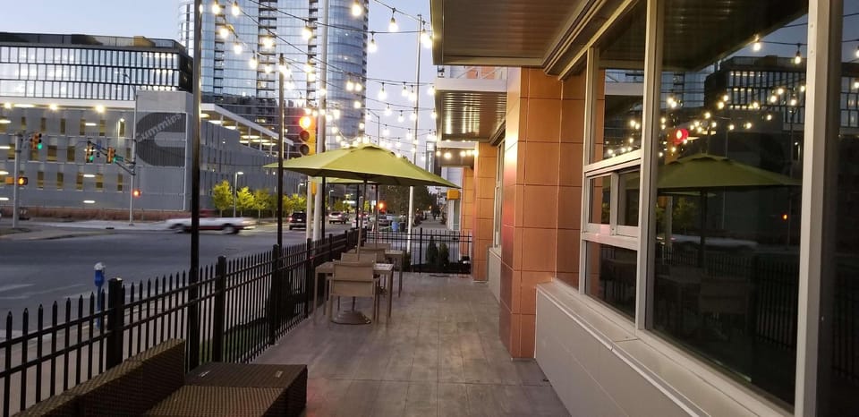 La Quinta Inn & Suites by Wyndham Indianapolis Downtown Hotel in Indianapolis