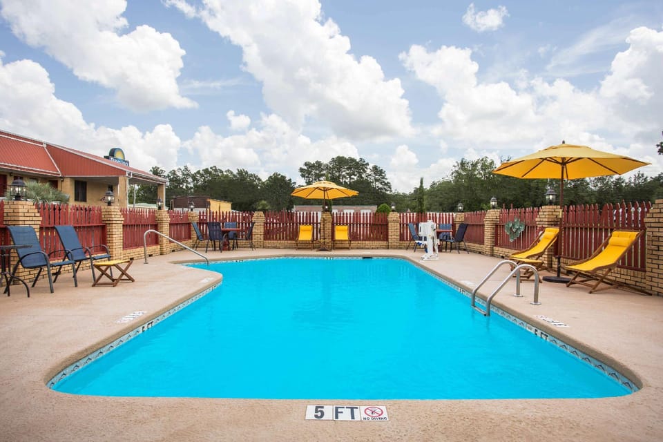 Swimming pool [outdoor]