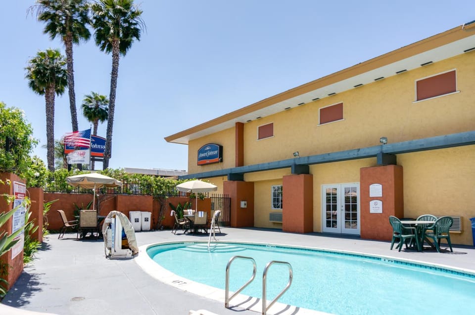 Howard Johnson by Wyndham San Diego Sea World Hotel in Point Loma