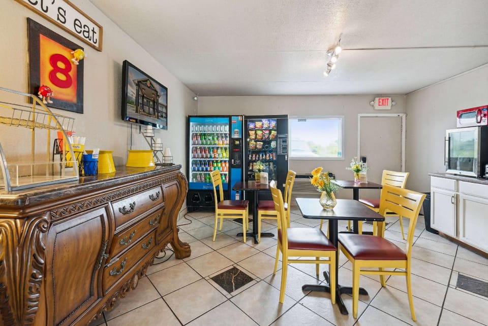 Super 8 By Wyndham Millbury/Toledo Hotel in Lake Erie