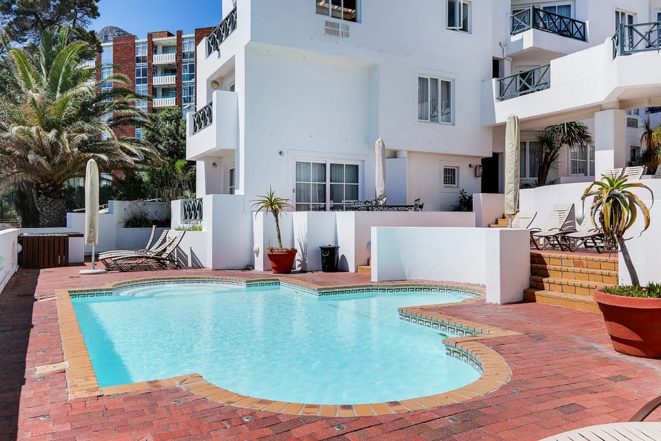 Swimming pool [outdoor]