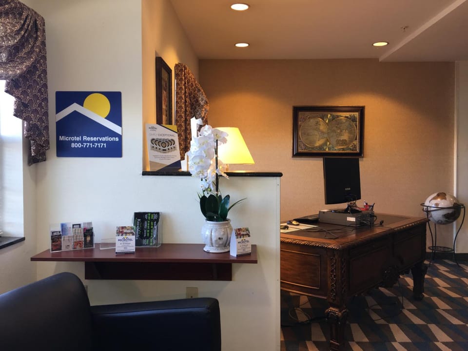 Microtel Inn & Suites by Wyndham Indianapolis Airport Hotel in Indianapolis