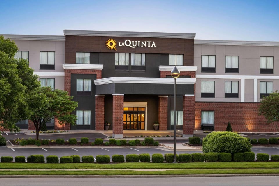 La Quinta Inn & Suites by Wyndham Springfield Airport Plaza Hotel in Springfield