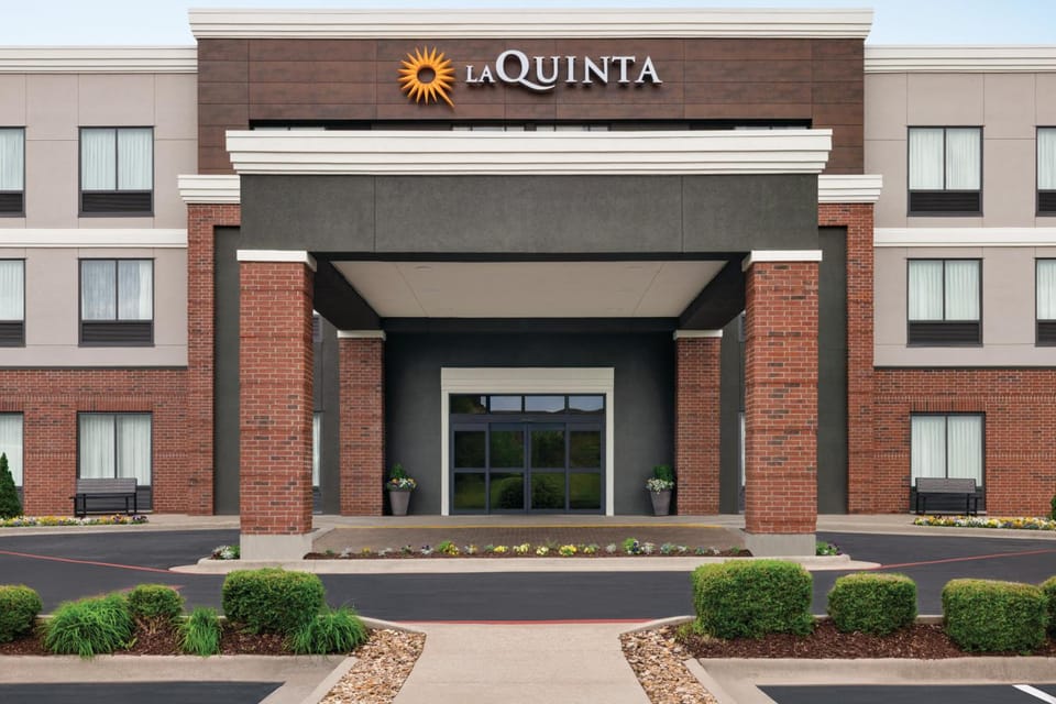 La Quinta Inn & Suites by Wyndham Springfield Airport Plaza Hotel in Springfield