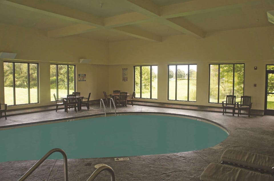La Quinta Inn & Suites by Wyndham Springfield Airport Plaza Hotel in Springfield