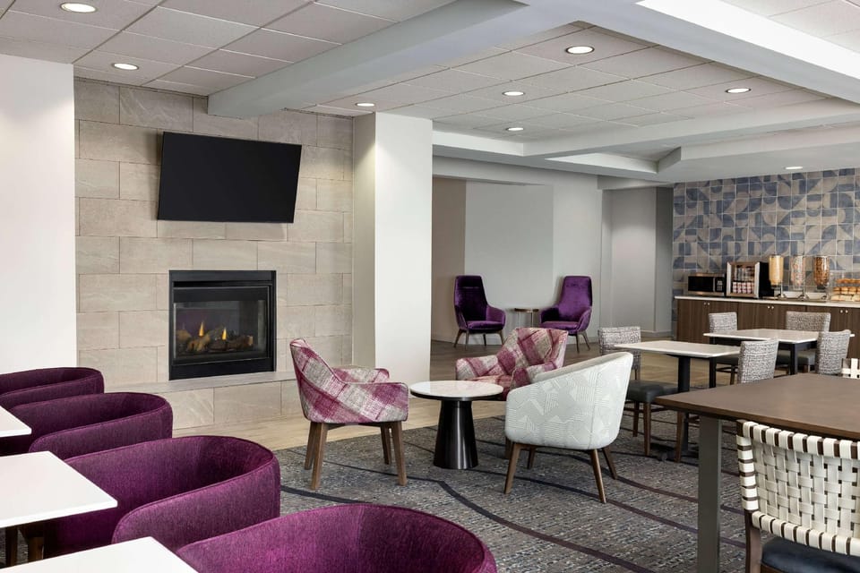 La Quinta Inn & Suites by Wyndham Springfield Airport Plaza Hotel in Springfield