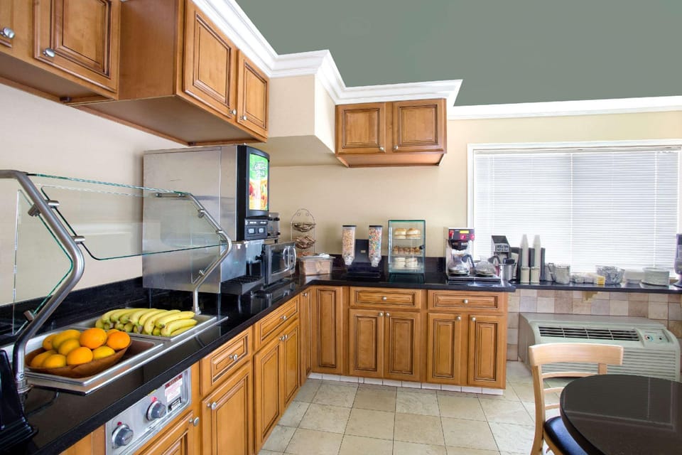 Travelodge by Wyndham Costa Mesa Newport Beach Hacienda Hotel in Costa Mesa