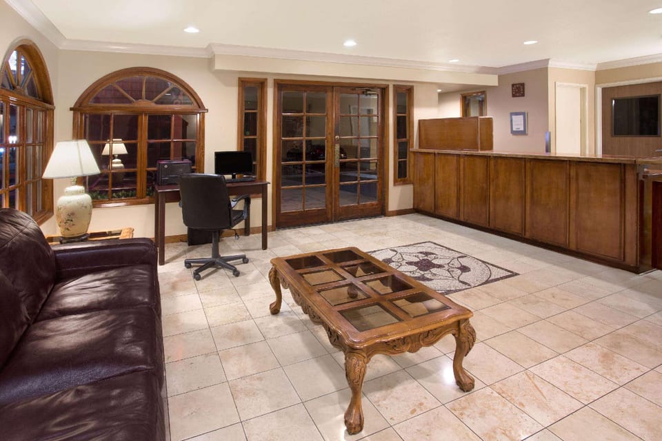 Travelodge by Wyndham Costa Mesa Newport Beach Hacienda Hotel in Costa Mesa