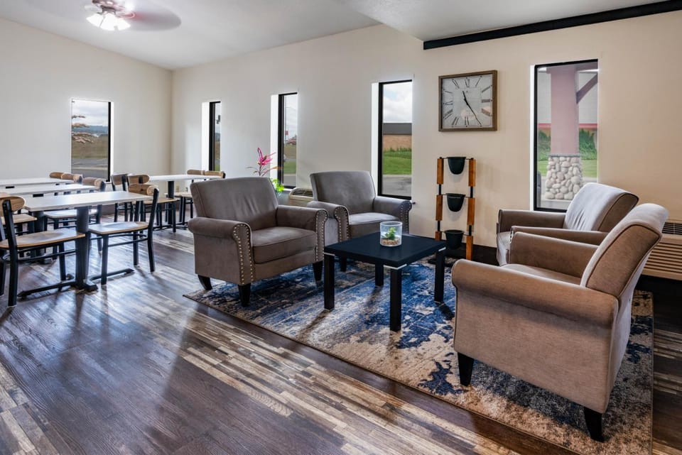 Super 8 By Wyndham Spokane Valley Hotel in Spokane Valley