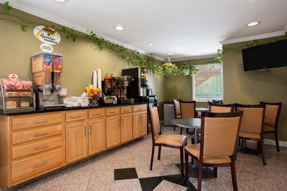 Super 8 by Wyndham Indianapolis/Southport Rd Hotel in Perry Township