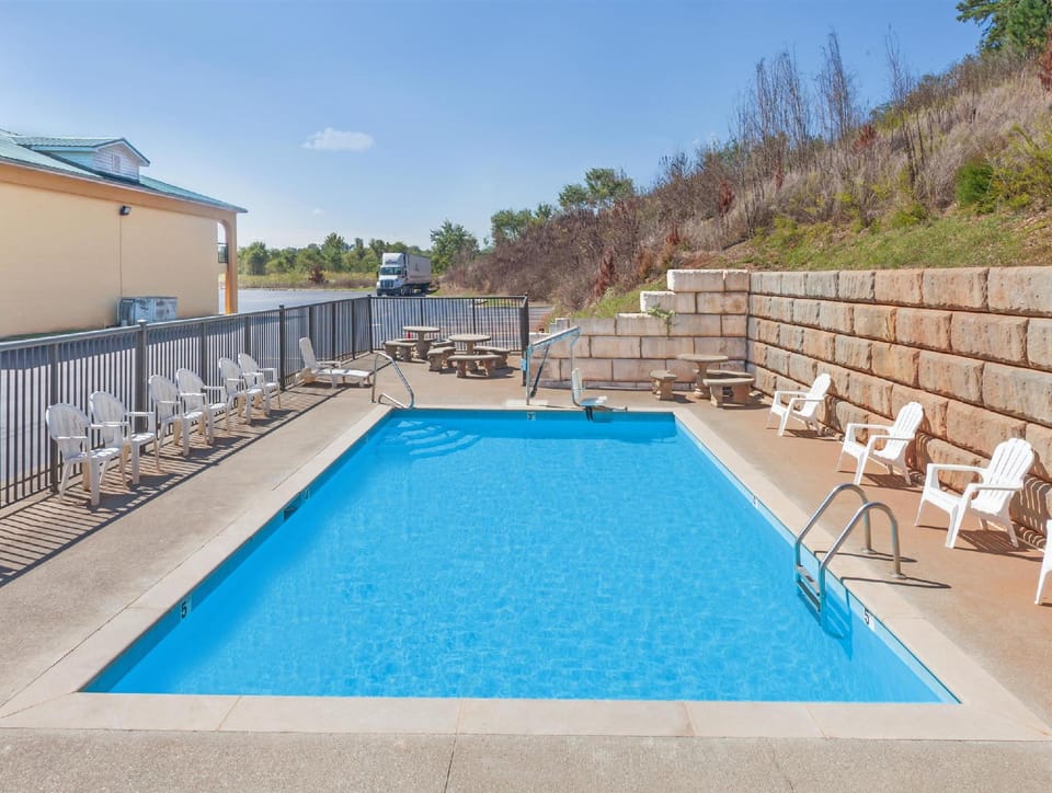 Days Inn by Wyndham Lenoir City Hotel in Watts Bar Lake