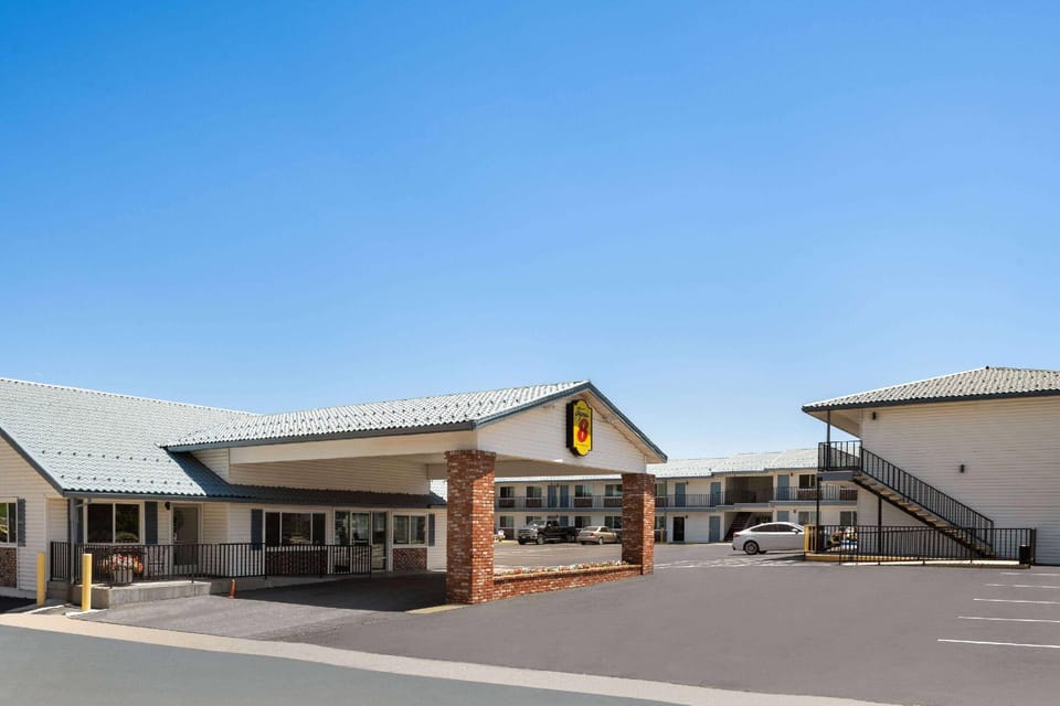 Super 8 By Wyndham Susanville Hotel in Sierra Nevada