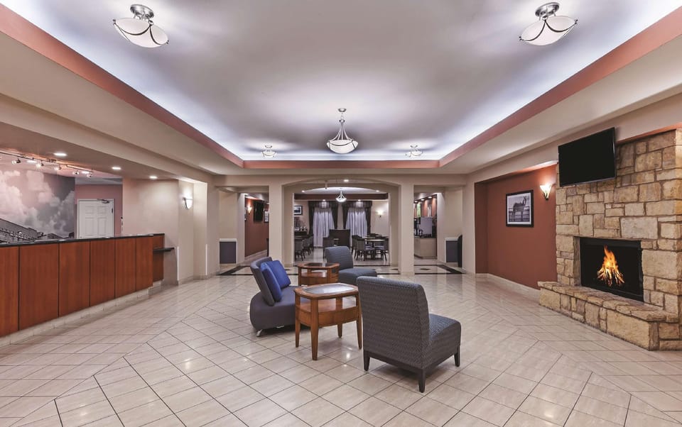 La Quinta Inn & Suites by Wyndham Granbury Hotel in Granbury