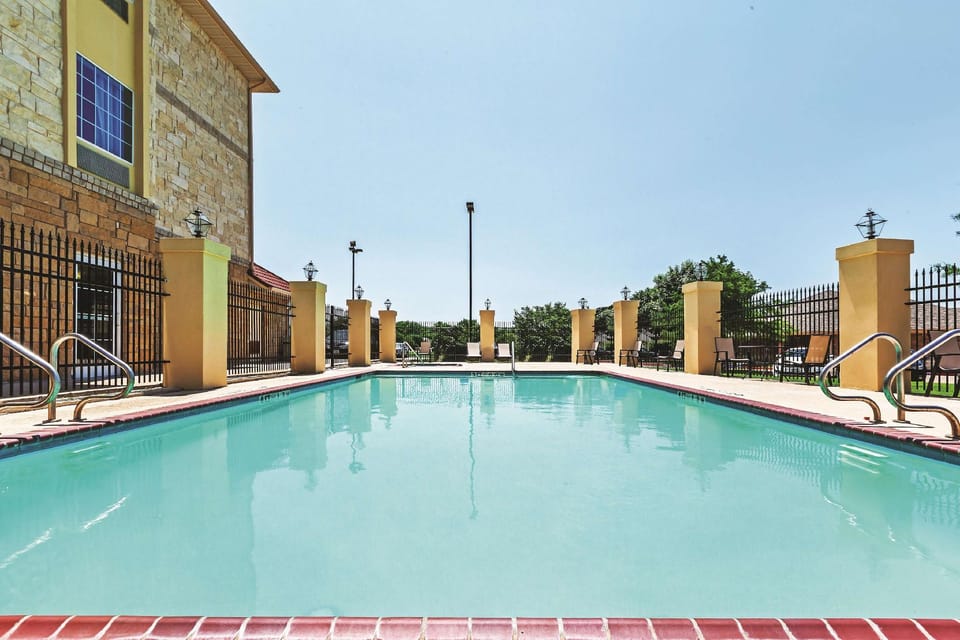La Quinta Inn & Suites by Wyndham Granbury Hotel in Granbury