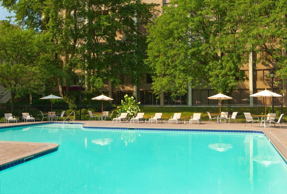 Swimming pool [outdoor]