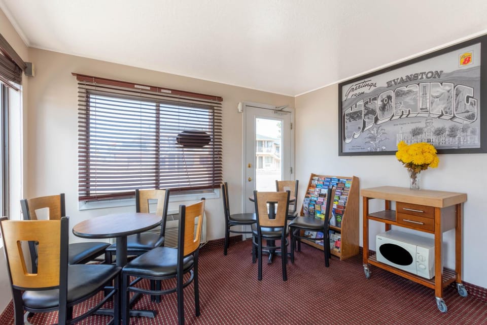 Super 8 By Wyndham Evanston Hotel in Evanston