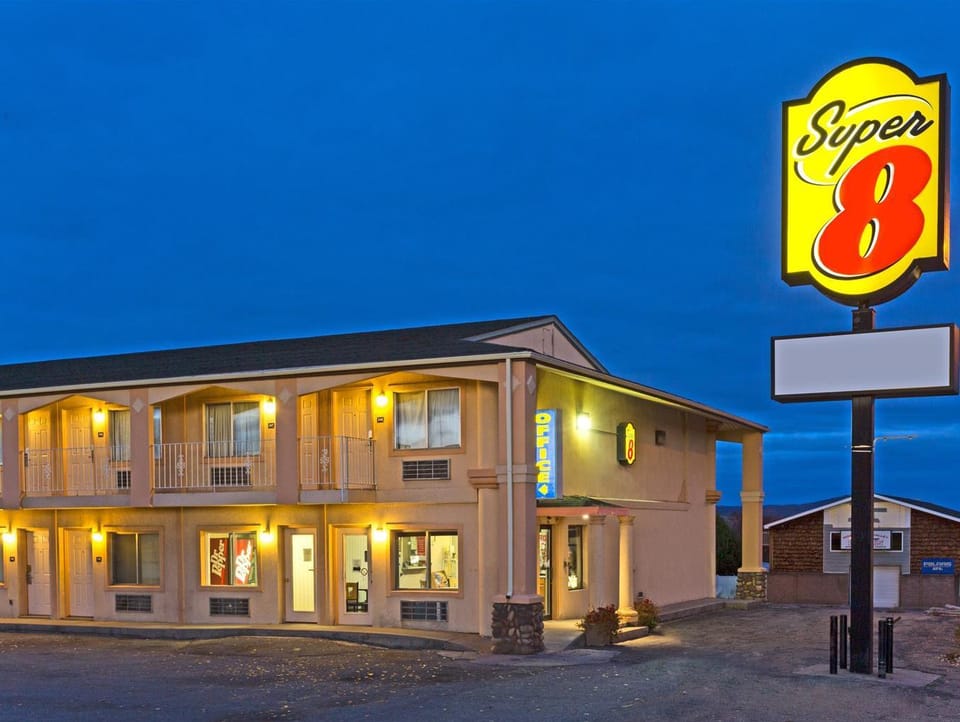 Super 8 By Wyndham Evanston Hotel in Evanston