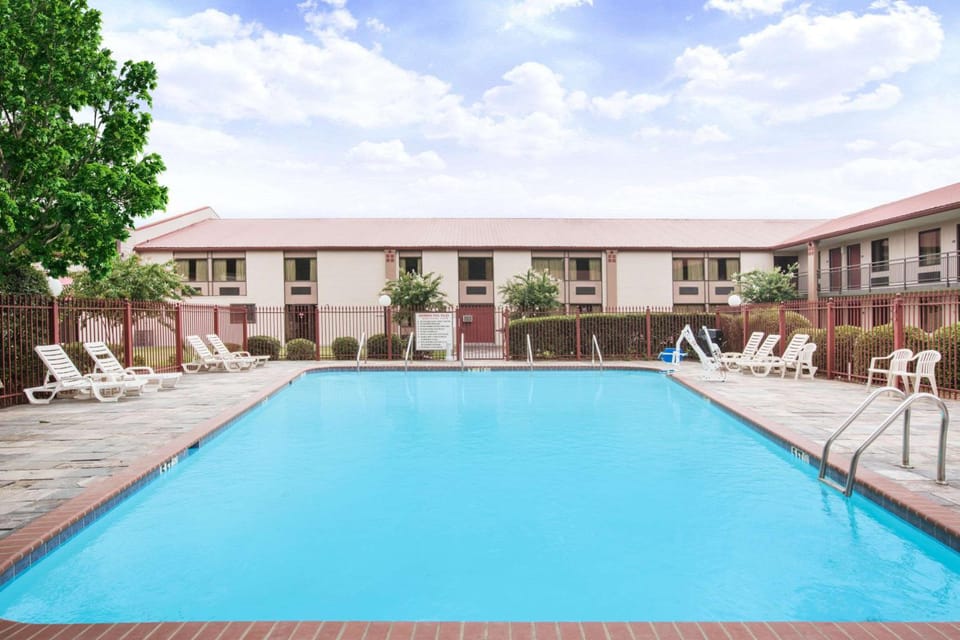 Super 8 By Wyndham Oxford Hotel in Oxford