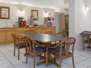 Super 8 By Wyndham Oxford Hotel in Oxford