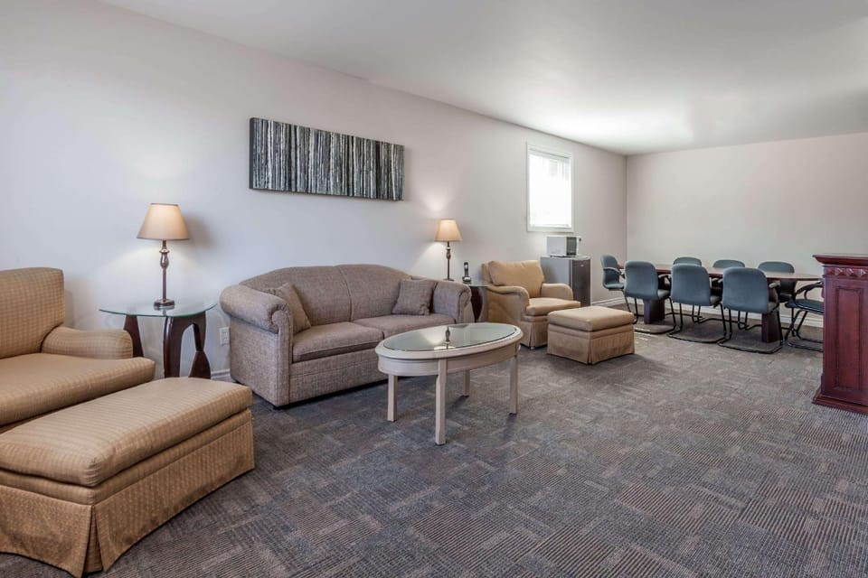 Super 8 By Wyndham Kirkland Lake Hotel in Ontario