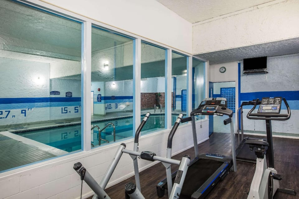 Howard Johnson Hotel by Wyndham Victoria Hotel in Victoria