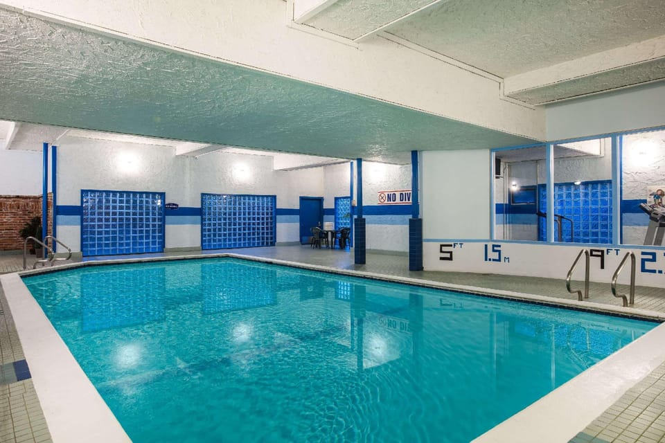 Howard Johnson Hotel by Wyndham Victoria Hotel in Victoria