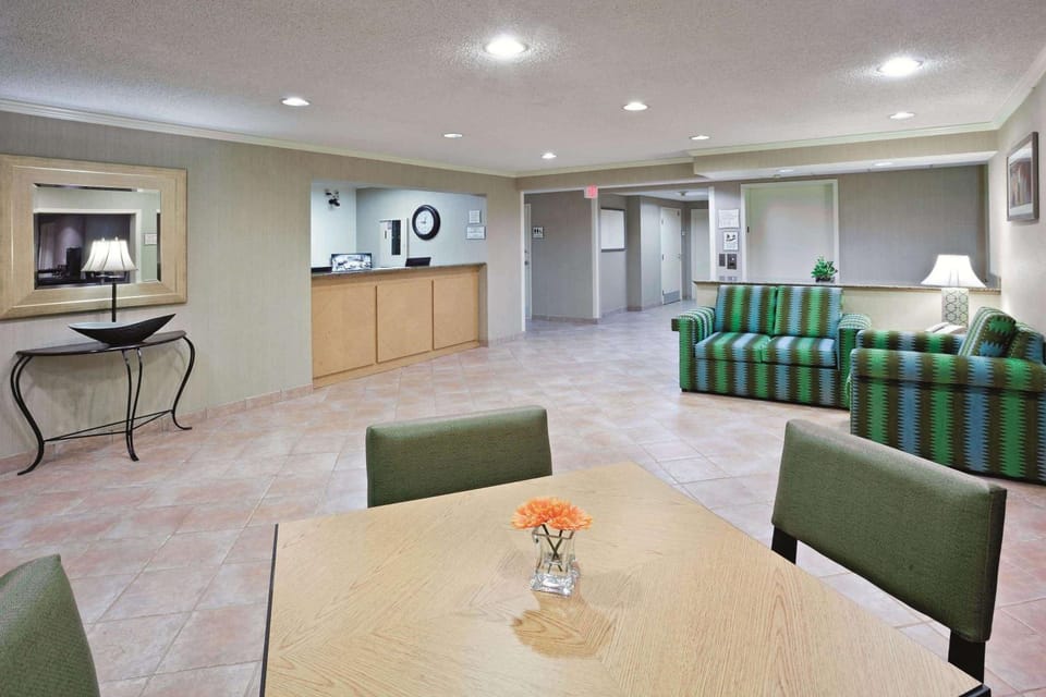 La Quinta Inn & Suites by Wyndham Mansfield OH Hotel in Mansfield