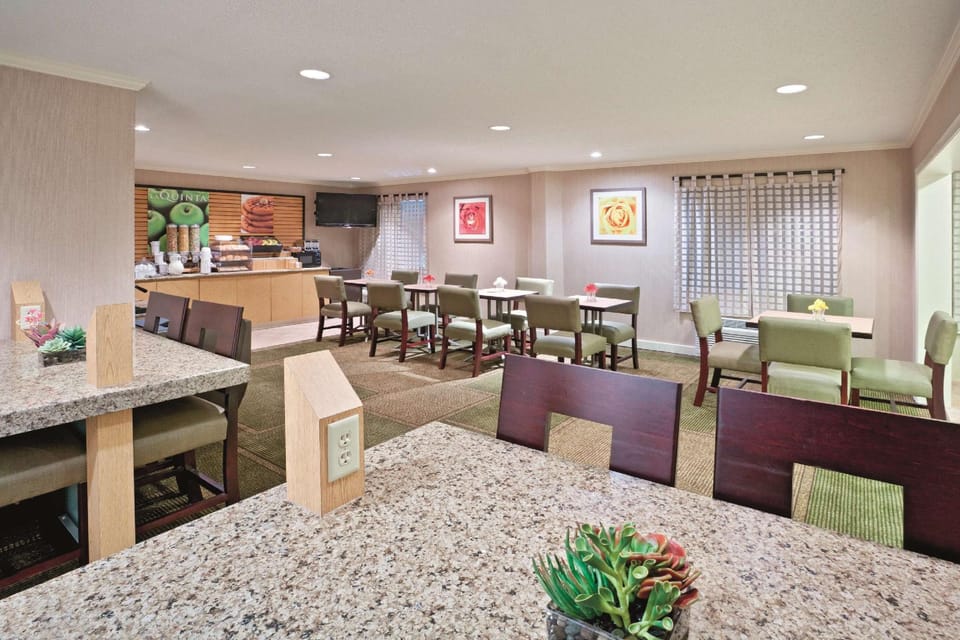 La Quinta Inn & Suites by Wyndham Mansfield OH Hotel in Mansfield