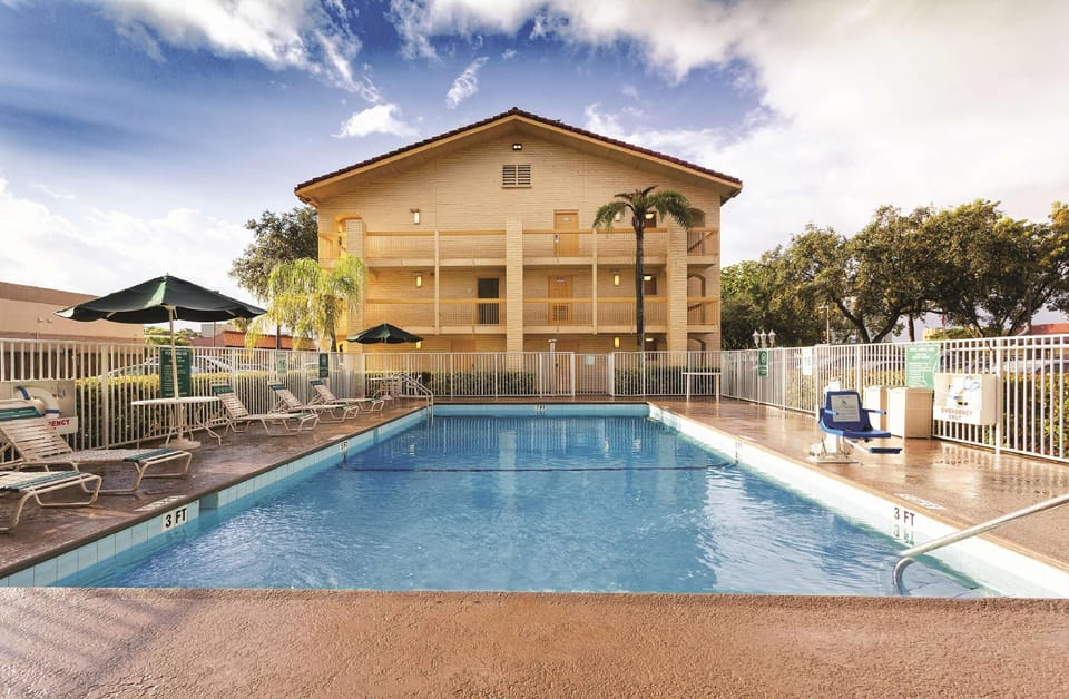 Swimming pool [outdoor]